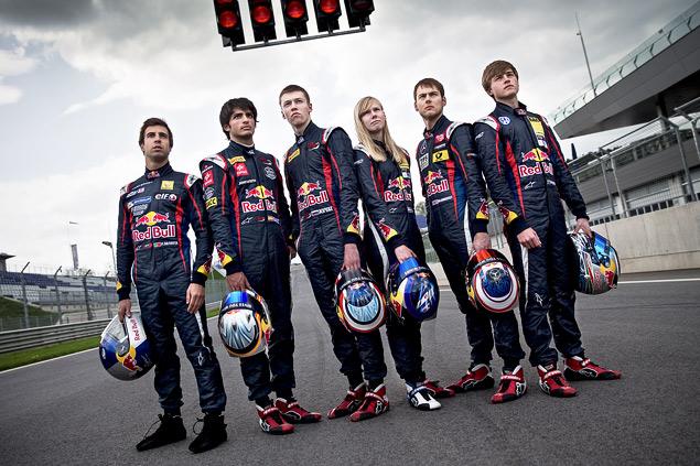 Квят (третий слева) – прошел через жесткий отбор Red Bull Junior