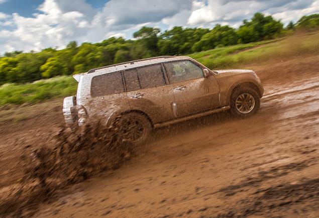 Система стабилизации работает совсем "по-олдскульному" -- при малейшей пробуксовке или сносе-заносе она устраивает истерику и на несколько секунд лишает водителя возможности ускорять автомобиль.