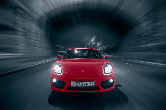 Porsche позволяет ехать расслабленно: на городских скоростях коробка передач не дергает, подвеска не достает излишней жесткостью. Но стоит надавить на газ, и Cayman покажет во-о-от такие зубы!