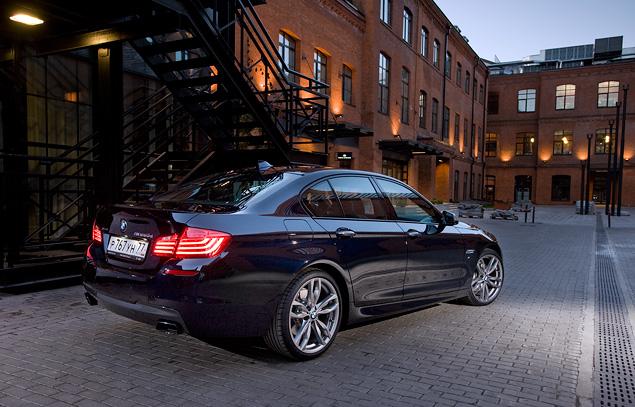 По уровню эмоций M550d не сильно уступает M5. Конечно, он чуть медленнее, а мотор звучит тише – зато он остается стопроцентно комфортным.