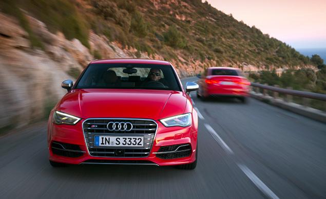 Секрет исчезновения недостаточной поворачиваемости в том, что переднюю ось отодвинули вперед на 40 мм, а двигатель стал легче на 5 кг, да еще и завален назад на 18 градусов.