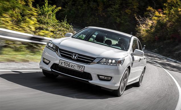 Как и версия с мотором 2.4, шестицилиндровый "Аккорд" предпочитает 92-й бензин! Да и расход топлива у него умеренный: если не носиться как потерпевший в каждой поездке, то экран бортового компьютера покажет цифры 12,5-13 литров на 100 километров. Но даже при очень быстрой езде аппетит "шестерки" не превысит 15-16 литров на "сотню".