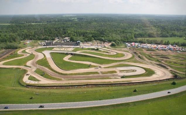 Так выглядит трасса Laitse Rally Park летом. Помимо BMW 318i, в "парке парка" найдутся и подготовленные "Лады", и багги (только для хорошей погоды), и даже мотоциклы. А еще можно прокатиться на классических автомобилях типа Ford T или Chevrolet Bel Air – понятное дело, только в спокойном темпе.