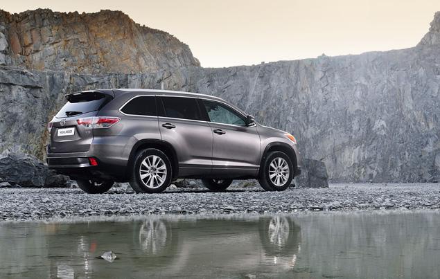 За счет удлиненного заднего свеса и увеличенной площади остекления машина стала выглядеть солиднее. Правда, пропорциями она теперь напоминает внедорожник лишь отдаленно.