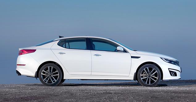 Стремительный силуэт – это не только красиво, но и, увы, не очень практично. Сзади ногам раздолье, а вот моя голова (при росте 186 сантиметров) помещается с трудом. Да и 505 литров багажного отделения – далеко не рекорд в этом классе.