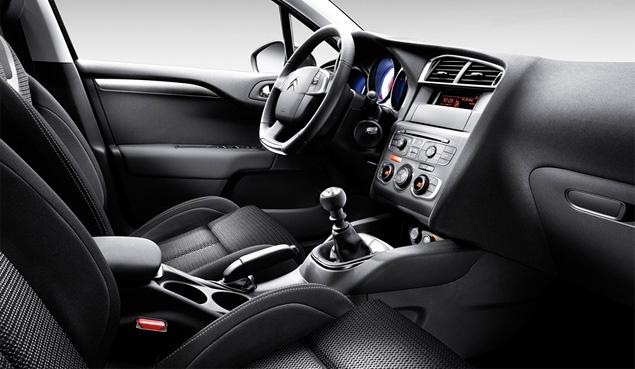 Даже в недорогой версии с простым дисплеем вместо мультимедийного комплекса интерьер седана Citroen С4 не кажется "дешевым"