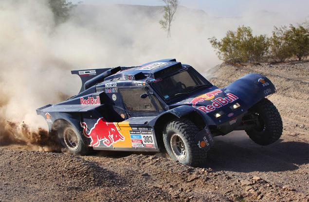 Главным неудачником пятого «допа» оказался двукратный чемпион мира по классическому ралли Карлос Сайнс. В поисках заветной контрольной точки испанец принялся метаться взад и вперед. Багги SMG не выдержало столь бесцеремонного обращения и сломалось. Пилот потерял целый час на ремонте автомобиля, но коварная контрольная точка так и не была найдена. На финише к часовому проигрышу добавился еще час штрафа: так Сайнс лишился всех шансов на победу в «Дакаре». А ведь до старта этого спецучастка Карлос шел на первой позиции в абсолютном зачете