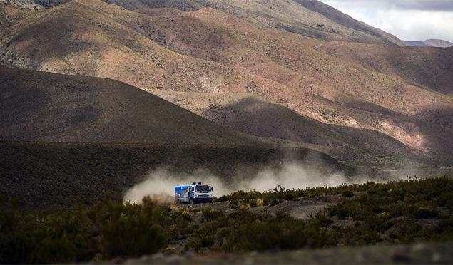 В прошлом году триумфатор «Дакара»-2013 Эдуард Николаев не выиграл ни одного спецучастка: спортсмен взял соперников «измором», день за днем показывая времена в середине первой десятки. На сей раз Николаеву удалось [одержать дебютную победу](https://motor.ru.net/news/2014/01/13/dakar/) на «допе» ― правда, к победе в «абсолюте» она его не приблизила. Эдуард отстал от Жерара де Роя на первых же километрах «Дакара», и в дальнейшем так и не смог приблизиться к голландцу. Если бы у «КАМАЗ-Мастера» не было Андрея Каргинова, о борьбе за победу не возникло бы даже мыслей: на финише занявший третье место Николаев проиграл де Рою полтора часа