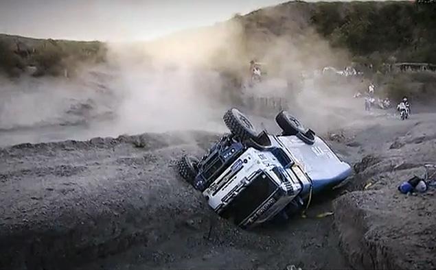 В таком виде "КАМАЗ" Айрата Мардеева пролежал 10 часов. Поставить грузовик на колеса удалось только ночью: на выручку пилоту приехали два трехосных тягача технического сопровождения. К утру механики челнинского коллектива подготовили "КАМАЗ" к продолжению гонки, но на старт Мардеев так и не вышел -- на его грузовике вышла из строя система спутниковой навигации GPS. Уезжать в пустыню без этого устройства смертельно опасно: спросите у пилотов, потерявшихся в дюнах из-за отказа навигационных приборов