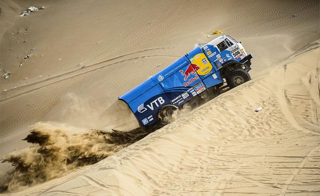 Вряд ли в "КАМАЗ-Мастере" ожидали, что борьбу де Рою навяжет именно Каргинов. На заводе грузовик Андрея оснастили морально устаревшим двигателем Тутаевского моторного завода: силовой агрегат остался на складе челнинской команды после оптовой закупки, проведенной несколько лет назад. В то же время, на "КАМАЗы" Николаева, Мардеева и Шибалова [поставили](https://motor.ru.net/news/2013/07/24/kamaz/) новейшие агрегаты Liebherr, сделанные в Швейцарии под заказ