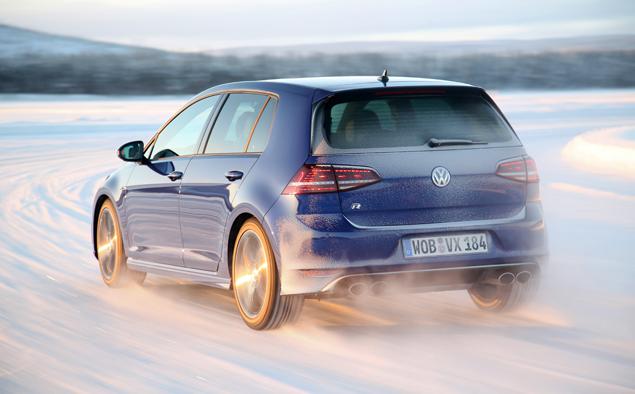 Две выхлопные трубы, расположенные ближе к центру бампера, всегда были фамильной чертой Golf R. Теперь их нет: у новой "эрки", как и Audi S3, две разнесенные по краям "двустволки".