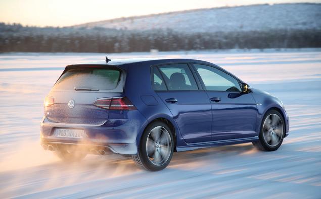 Сегодня даже хот-хэтчи поскромнее оснащают тормозами с четырехпоршневыми суппортами. А у Golf R -- обычные плавающие скобы. Диаметр роторов тоже не рекордный: 340 миллиметров спереди и 310 миллиметров сзади.