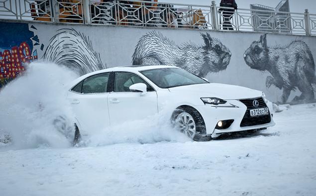 Ура, система стабилизации у "Лексуса" отключается полностью! Похулиганить на нем на заснеженной площадке? Нет проблем.