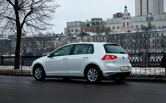 В такую погоду чистым Golf бывает только первые две минуты после мойки, а вот его камера заднего вида чистая всегда -- она прячется в эмблеме и выдвигается только при включении задней передачи. И это очень здорово.