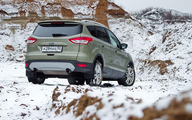 Колесная база со сменой поколений не изменилась: 2690 миллиметров. Зато в длину Ford Kuga подрос на 81 миллиметр, стал на четыре миллиметра уже и на восемь миллиметров ниже