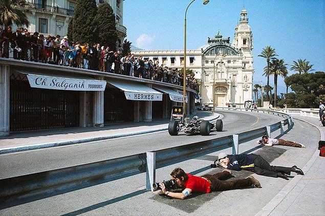 1968 год, Гран-при Монако. Фотографы заняли позиции для съемки на подъеме к казино. Теперь в дни Гран-при здесь установлены барьеры с тремя рельсами безопасности и заградительной сеткой. Съемка разрешена только с определенных позиций