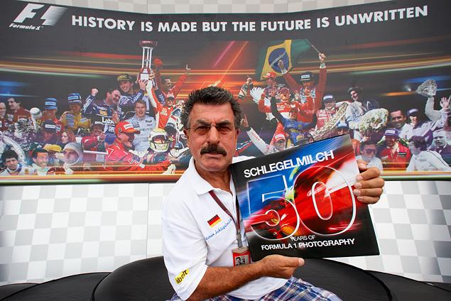 2012 год, Гран-при Сингапура. Райнер Шлегельмильх презентует книгу "50 лет в Формуле-1 в фотографиях". Немец вспоминает: "Все говорили, что сделают что-то подобное, но никто так и не сделал. Когда я выпустил книгу, Берни как раз готовил свой проект: книга с карбоновой обложкой. Она так и не появилась"