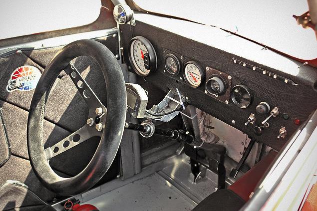 Кокпит «Легенды» аскетичен донельзя: почти везде голый металл, минимальный набор приборов, shift-lamp (лампа, сигнализирующая о необходимости переключения "вверх", несколько простецких тумблеров, кнопка стартера, спортивный руль и небольшой лэп-таймер. Посадка неудобна, как и педальный узел.