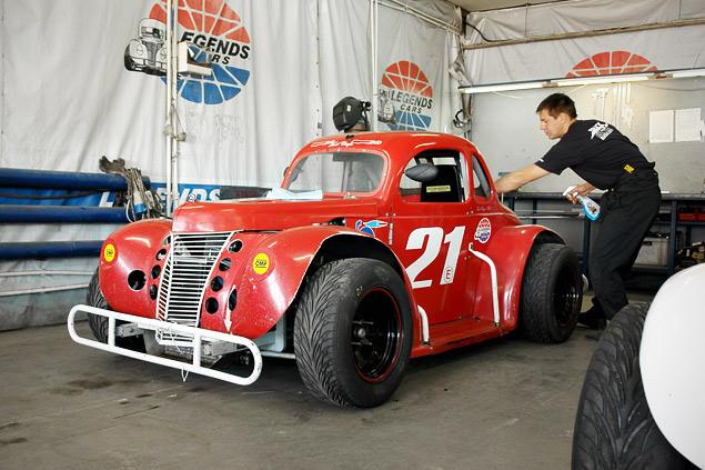 В боксах идет подготовка автомобиля нашей команды к тренировкам и гонке.