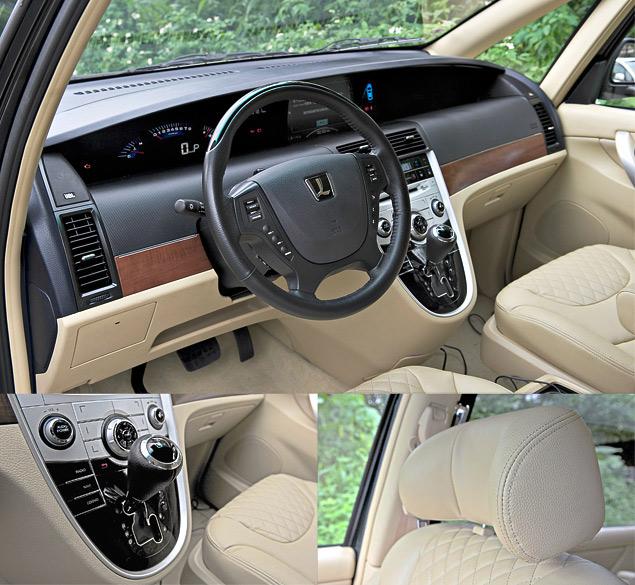 Салон MPV выглядит устаревшим. Да, тут есть электронная приборка и масса наворотов, но архитектура передней панели вызывает ностальгические чувства о девяностых, а обилие вставок «под дерево» напоминает о корейских и даже китайских автомобилях.