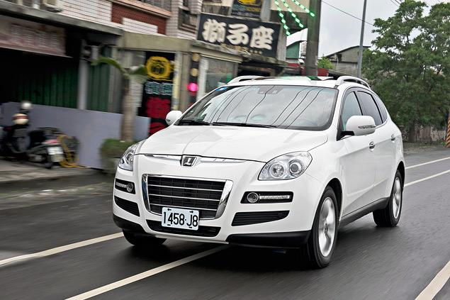 Система полного привода с электронно-управляемой муфтой для кроссовера, как и коробка передач, разработана японцами. В нормальных условиях кроссовер переднеприводный, но в случае необходимости трансмиссия перебросит на задние колеса до 50 процентов крутящего момента. А можно заблокировать муфту принудительно.