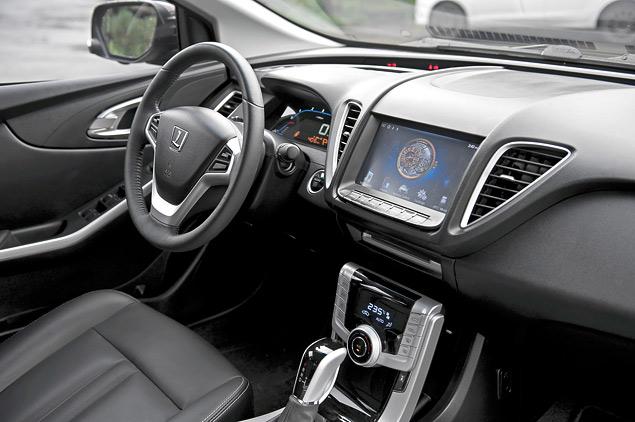 В салоне -- только жесткий пластик. Зато обилие электронных прибамбасов в недорогой, в общем-то, машине, вполне компенсирует этот недостаток.