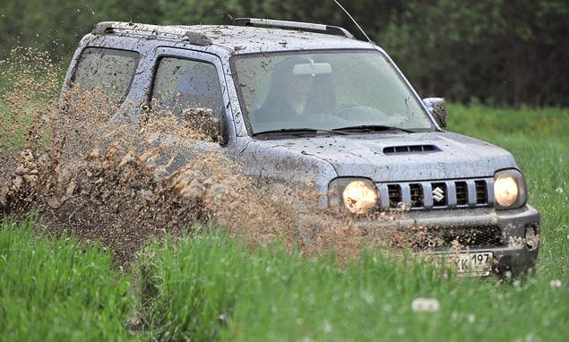 На бездорожье расхлябанная подвеска Jimny преображается: любые неровности Jimny преодолевает без намека на пробой.