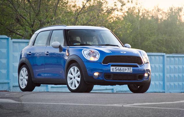 Криво висящий номерной знак - не "фотошоп". Просто у "Кантримена" нет штатных отверстий для крепления таблички, а в пресс-парке номер прикрутили вот так, "креативненько".