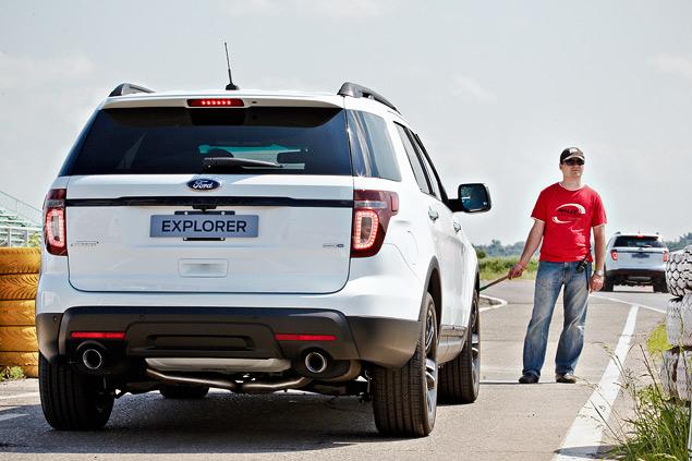 Даже низко расположенный выпускной тракт не способен уменьшить внушительного клиренса Ford Explorer: в версии Sport он по-прежнему составляет 211 миллиметров.