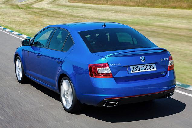Беда Skoda Octavia RS в том, что она отлично выглядит, но почти не "звучит": это в салоне "гоночную" атмосферу водителю создает симпозер, а снаружи -- ничего особенного.