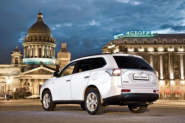 Задний свес у Outlander не длинный. К тому же, он немного скошен, что должно обеспечить, наряду с внушительным клиренсом в 215 миллиметров, довольно неплохую геометрическую проходимость.