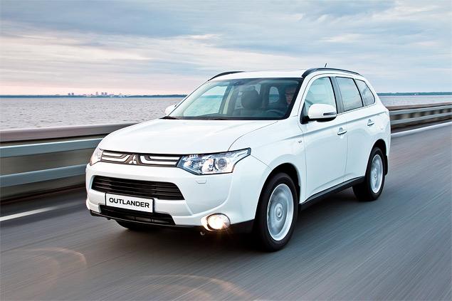 Outlander совсем не любит плохие дороги: каждый стык транслируется в салон, а пассажиров -- особенно на заднем ряду -- потряхивает очень ощутимо.