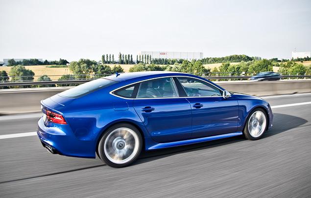 Максимальная скорость RS7 в базовом варианте -- 250 километров в час, но за доплату электронный ограничитель будет установлен на отметке 280 или 305 километров в час.