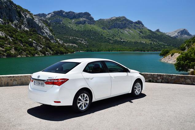 Количество цветов кузова увеличилось с пяти до девяти. Теперь дополнительно дают бронзовый, темно-синий, перламутровый белый и темно-серый металлик.