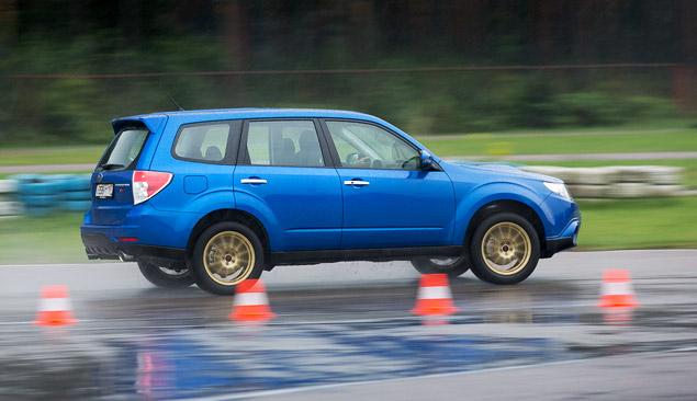 Смотрите, чтобы "золотые" колеса не утащили сороки или воры. 17-дюймовые колеса -- с шинами размерности 225/55 R17. Тормоза -- такие же, как у обычной версии Forester XT.