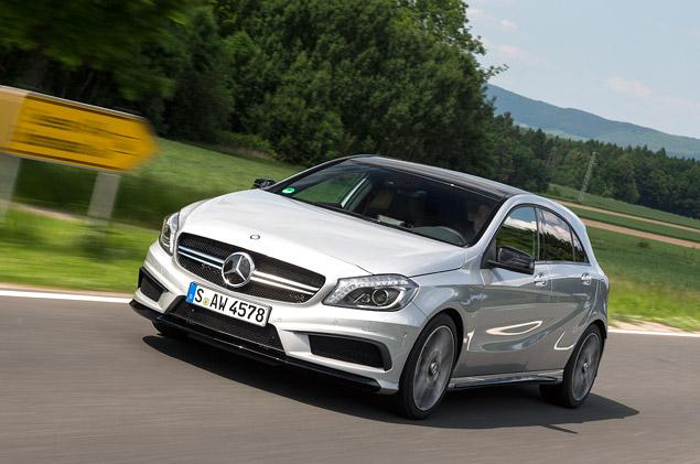 Подвеска у А 45 AMG очень жесткая. Самая жесткая из всех моделей AMG. По разбитым дорогам ездить нужно очень аккуратно. Зато и кренов в поворотах почти нет.