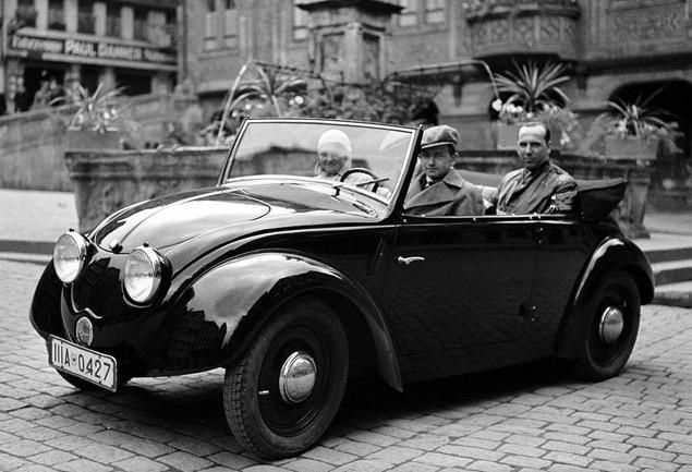 Volkswagen Versuchswagen V2 Prototype 1935 года. За рулем Ферри Порше, сын Фердинанда Порше.