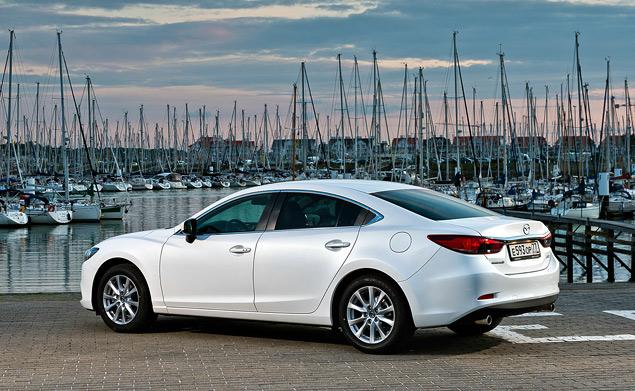 По длине колесной базы (2830 миллиметров) новая Mazda6 опережает и Honda Accord, и Volkswagen Passat, и Toyota Camry. Так что на задних местах действительно просторно.