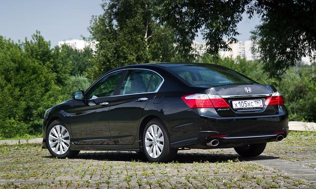 Новый "Аккорд" выглядит столь массивным, что даже 17-дюймовые колеса на нем кажутся маленькими. А вот 18-дюймовые - привилегия версии Sport - смотрятся намного лучше.