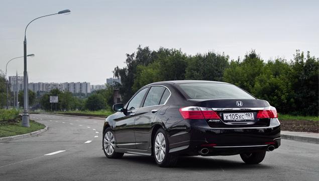 За покраску в черный перламутр покупателю "Аккорда" в версии Executive придется доплатить еще 18 тысяч рублей, зато цвет кожи в салоне -- черный или бежевый -- можно выбрать бесплатно.