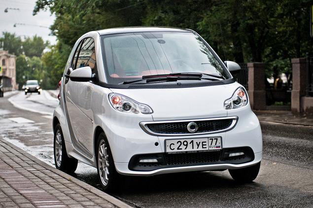В ходе последнего обновления Smart обзавелся светодиодными дневными огнями -- чтобы как у взрослых. А вот в фарах стоят обычные галогенные лампочки.