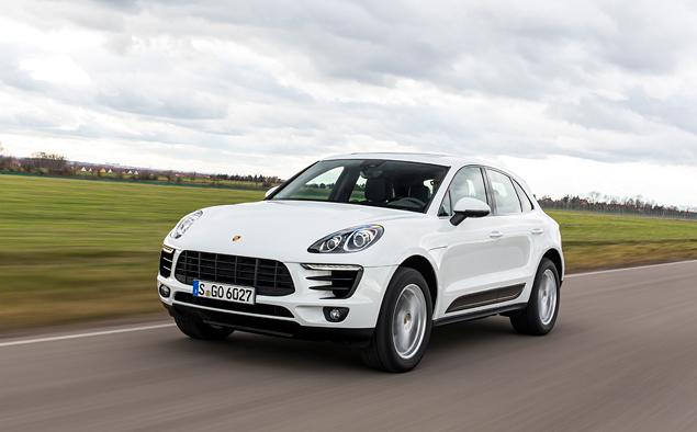 Спереди Porsche Macan S от версии Turbo можно опознать по полоскам светодиодных огней дневного света. У "эсок" они одинарные, а у турбо-версий (да, ладно, не смешите – они все с турбинами) – двойные.