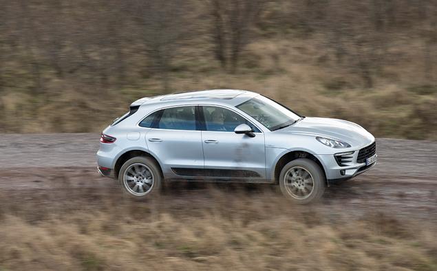 Клиренс в 230 миллиметров Porsche Macan поддерживает на скорости до 80 километров в час. Кстати, в этом положении амортизаторы автоматически переходят в самый жесткий режим: так сцепление с грунтом лучше.
