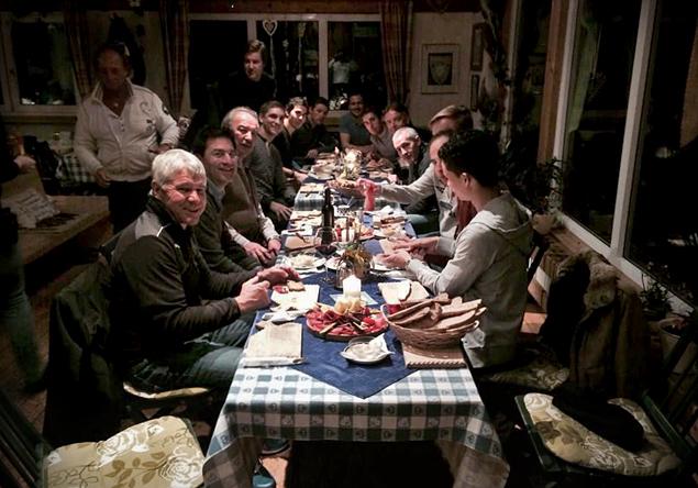 Командный ужин. Фото из [твиттера](https://twitter.com/vitalypetrovrus) Виталия Петрова