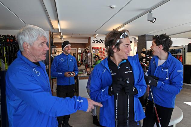Петров с новыми напарниками Роберто Мери, который в этом году будет тест-пилотом, и Робертом Викенсом выбирает лыжный инвентарь под руководством тренера