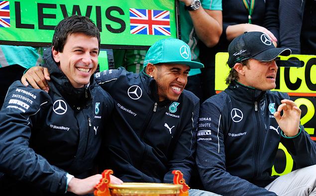 Интересная деталь. В Малайзии Хэмилтон вместо традиционной черной кепки с трехлучевой звездой получил бирюзовую, в честь титульного спонсора команды, компании Petronas. Там же Льюис одержал свою первую победу в сезоне и… решил надеть тот же головной убор в Шанхае. Сработало!