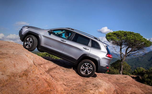 Это — версия Trailhawk с увеличенным клиренсом, защитой днища, специальными шинами и продвинутой трансмиссией. Поверьте, на бездорожье она способна на многое.