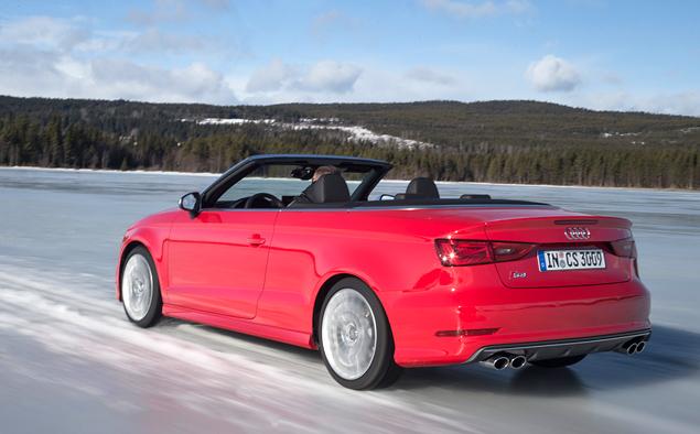 В отличие от предшественника, у нового кабриолета A3 нет постоянно торчащих (и портящих внешность) дуг безопасности -- без крыши он смотрится отлично. S-версию проще всего отличить по четырем выхлопным патрубкам.