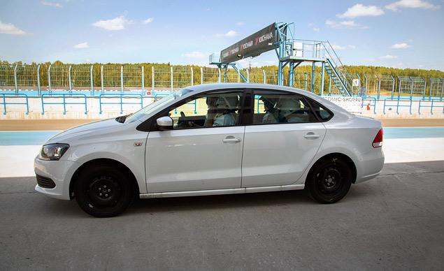 Стандартный Volkswagen Polo потрудился на славу: для знакомства с трассой участники набивались в него по три-четыре человека. Впереди слева постоянно сидел Севастьянов.