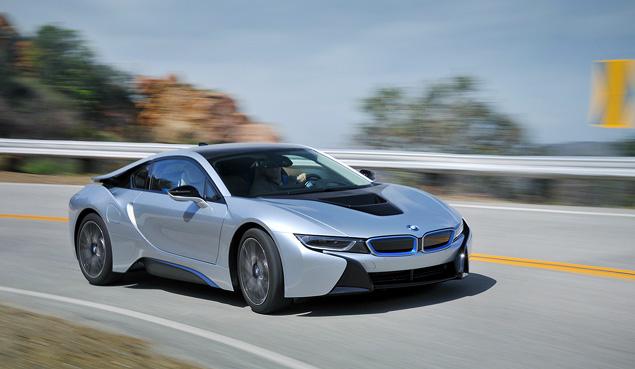 BMW i8 вынуждает владельца слегка скорректировать свой стиль вождения, обещая взамен непривычные, но оттого не менее интересные ездовые впечатления.